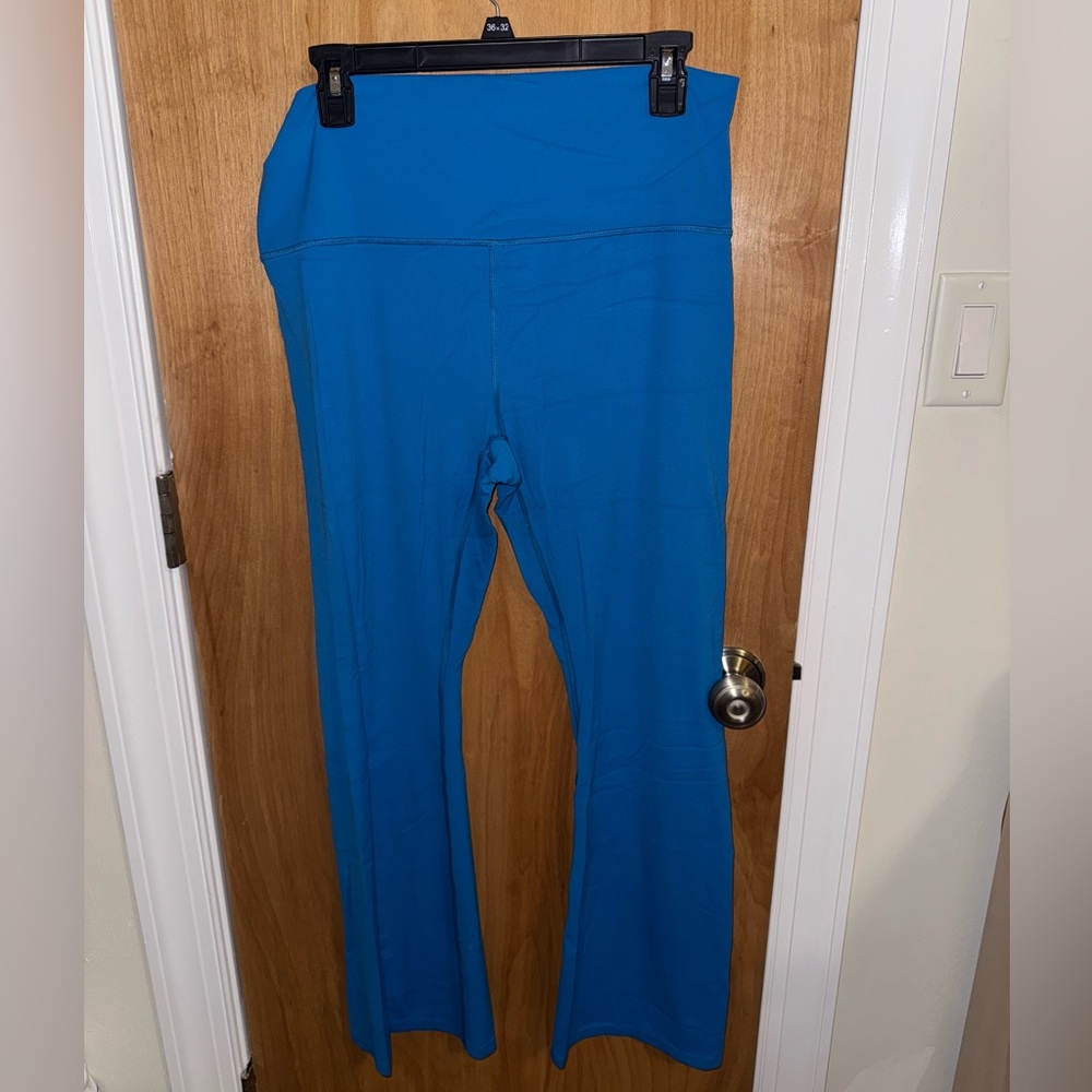 Blue flare-cut leggings